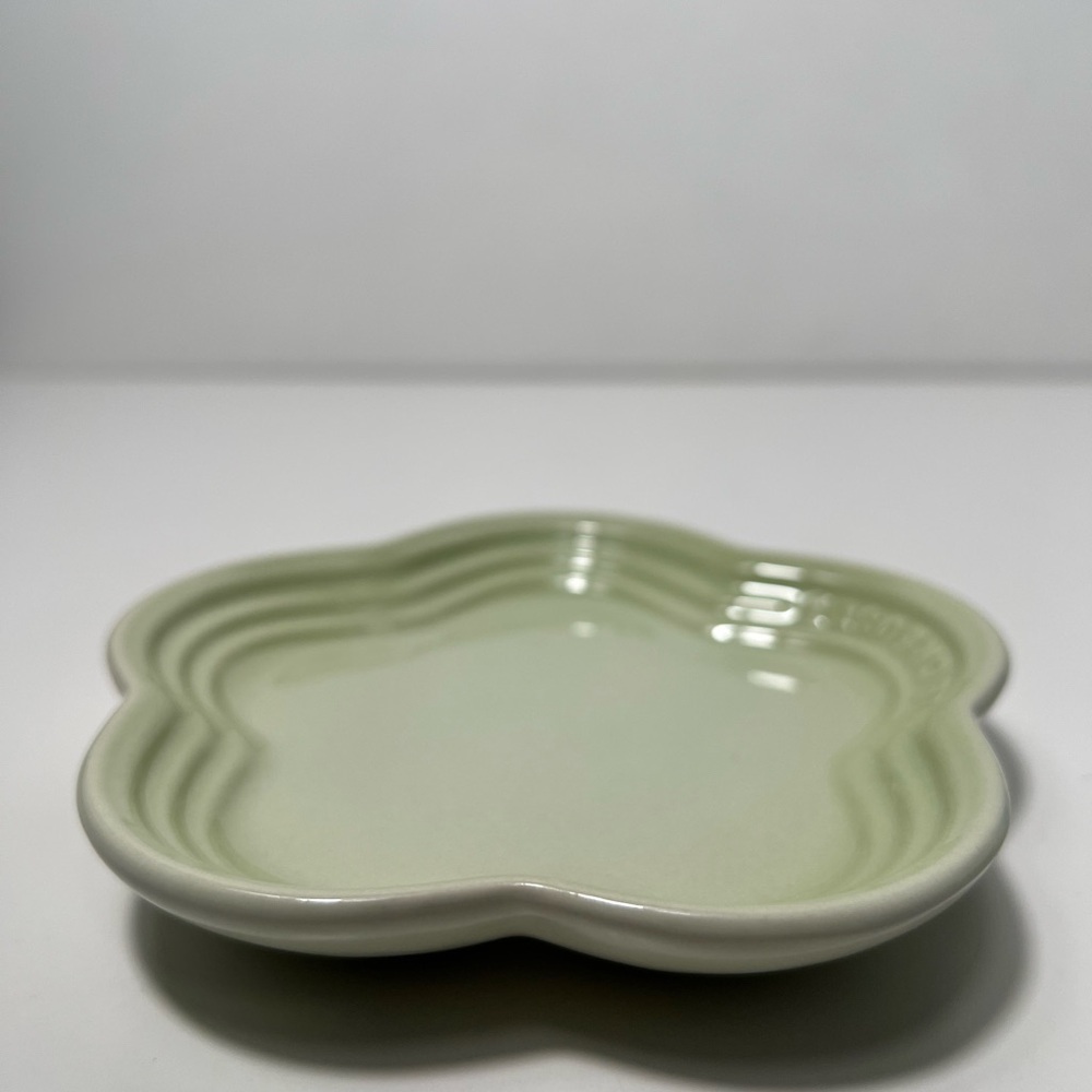 Le Creuset Stoneware Flower Petal Scalloped Trinket Dish Plate Tray - Picture 7 of 10